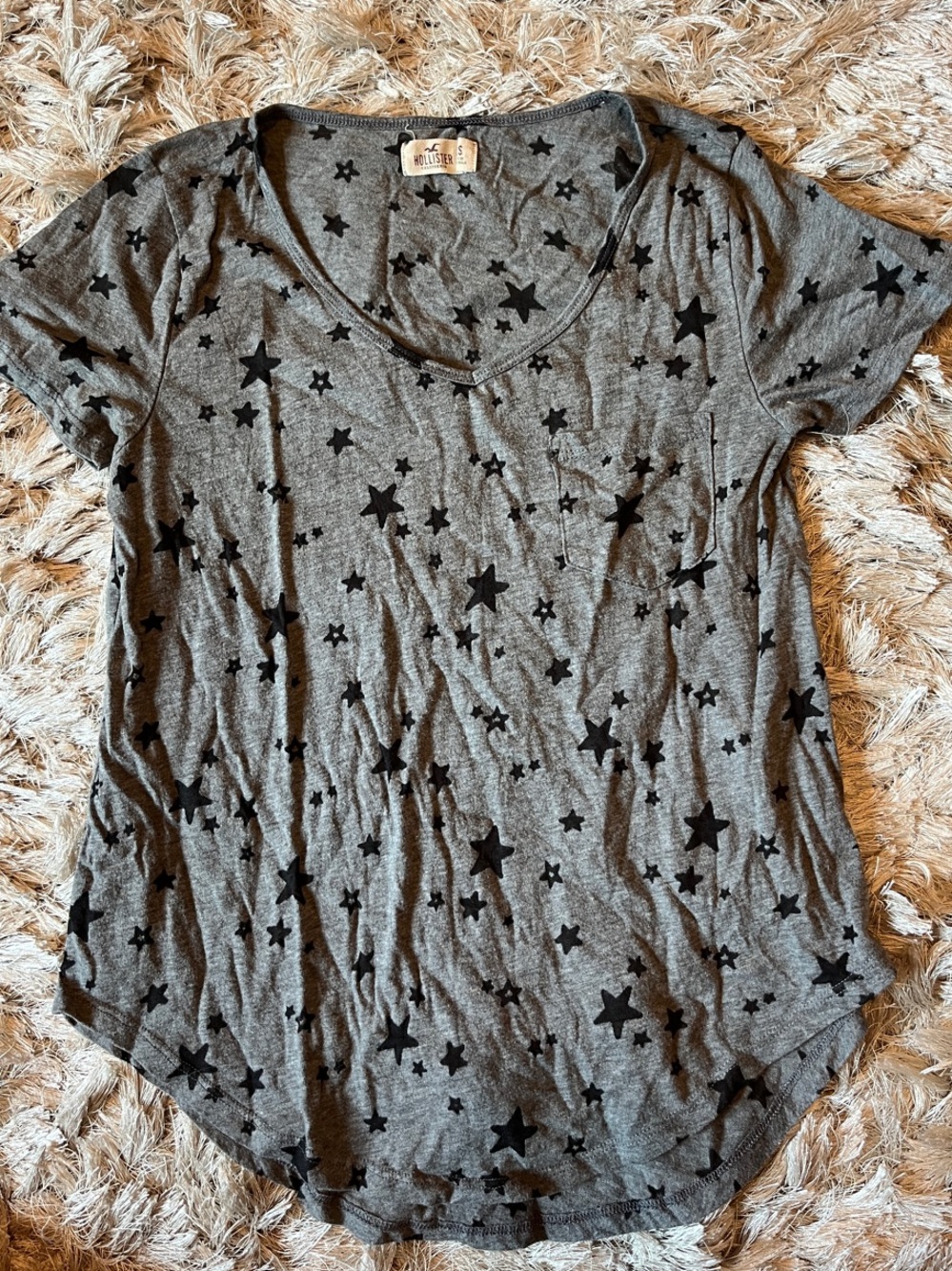 Hollister Women's Gray Star-Print V-Neck Tee